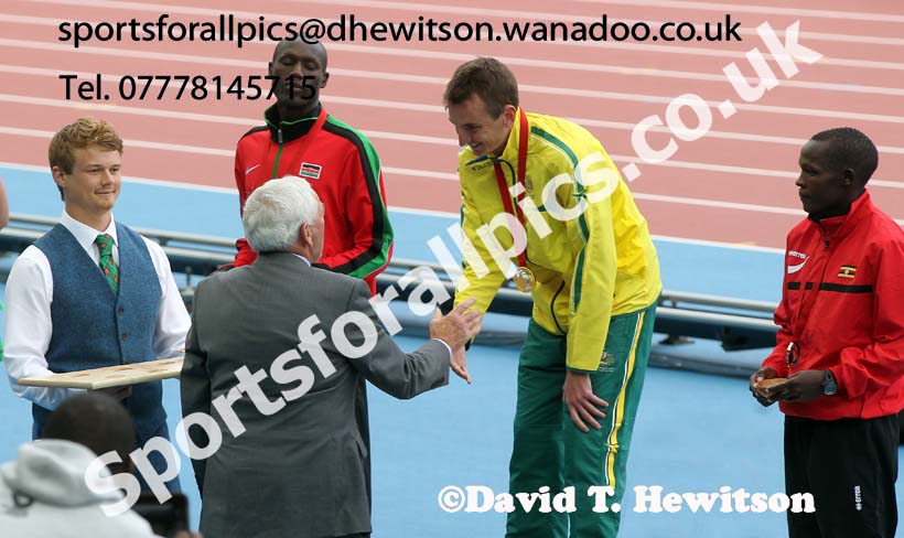 Jimmy Alder presents Michael Shelley (Australia) with his gold medal after winning the marathon, 2014 Commonwealth Games, Glasgow. Photo: David T. Hewitson/Sports for All Pics